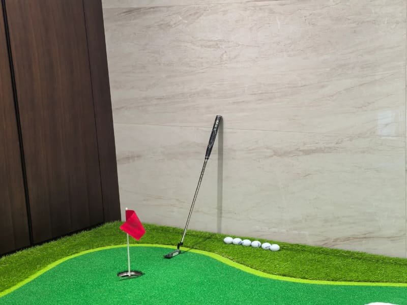 رسم بياني يوضح ذروة تأثير القوة على المرفق: العشب مقابل البساط الصلب